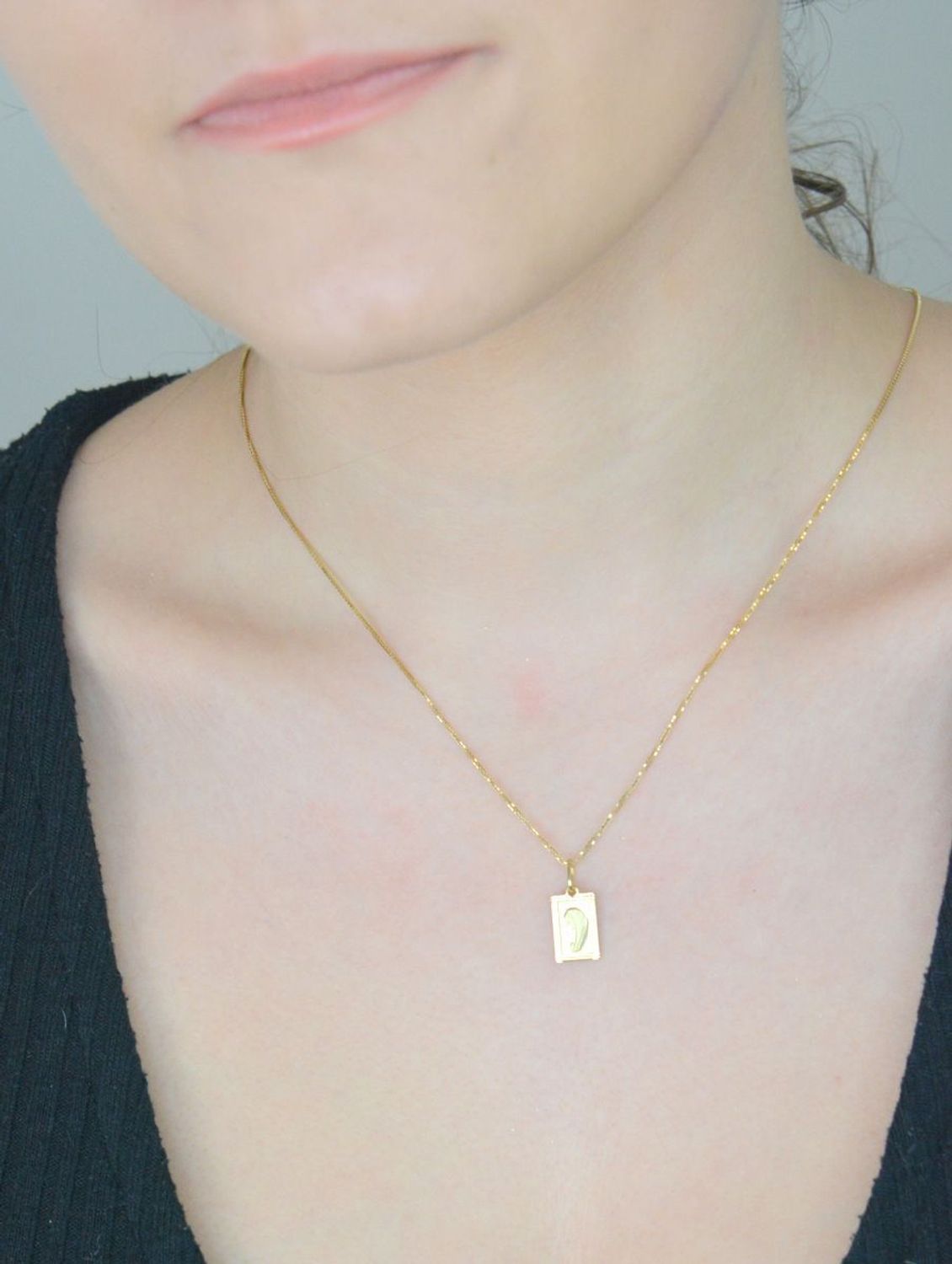 Złoty medalik z Matką Boską Fatimską  w kształcie prostokąta ZA 1111 585  Złoty medalik idealny pomysł na prezent na chrzest św., komunię Złoty medalik  z Matką Boską Fatimską  1.jpg